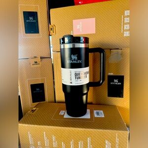 Stanley cup
The flowstate quencher h2.0 tumbler
40 oz or 1.18L
All day hydration